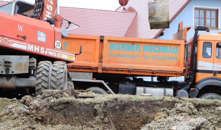 Bagger und Lkw bei Erdarbeiten