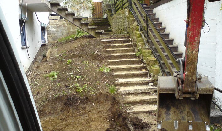 Baggerschaufel vor einer Treppe – Erdarbeiten und Baggerarbeiten für Außenbereiche