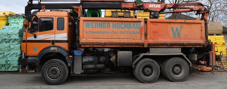 Lkw der Alexander Werner Bauunternehmung mit Logo und Telefonnummer – Jetzt bewerben!